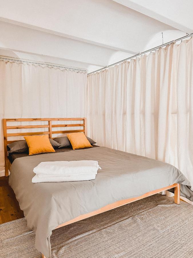Privada, Casa Compartida Con Pareja Private Room, Shared House With A Couple Barcellona